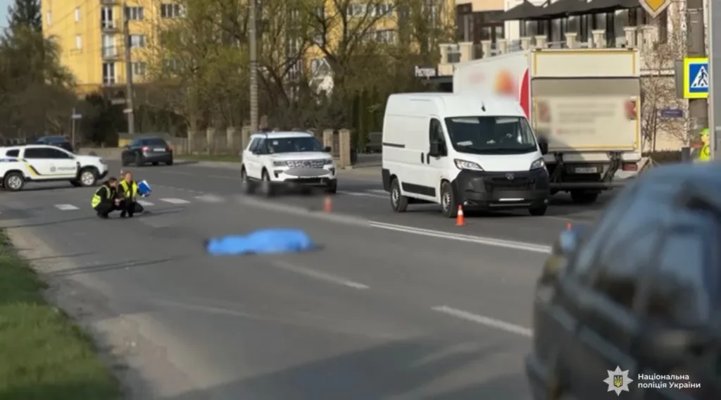 Поліція розслідує ДТП на міській дорозі