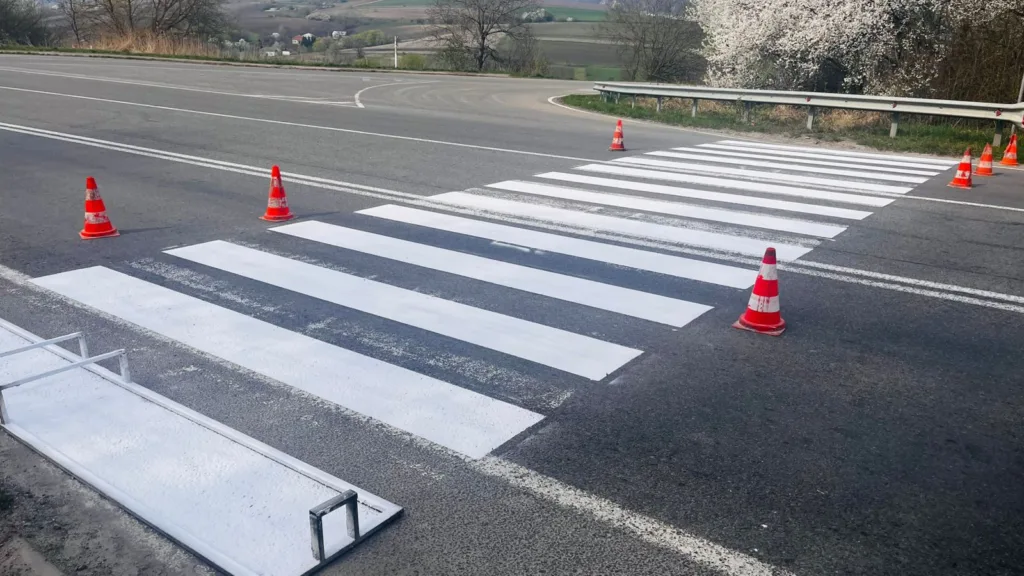 Розмітка пішохідного переходу на сільській дорозі