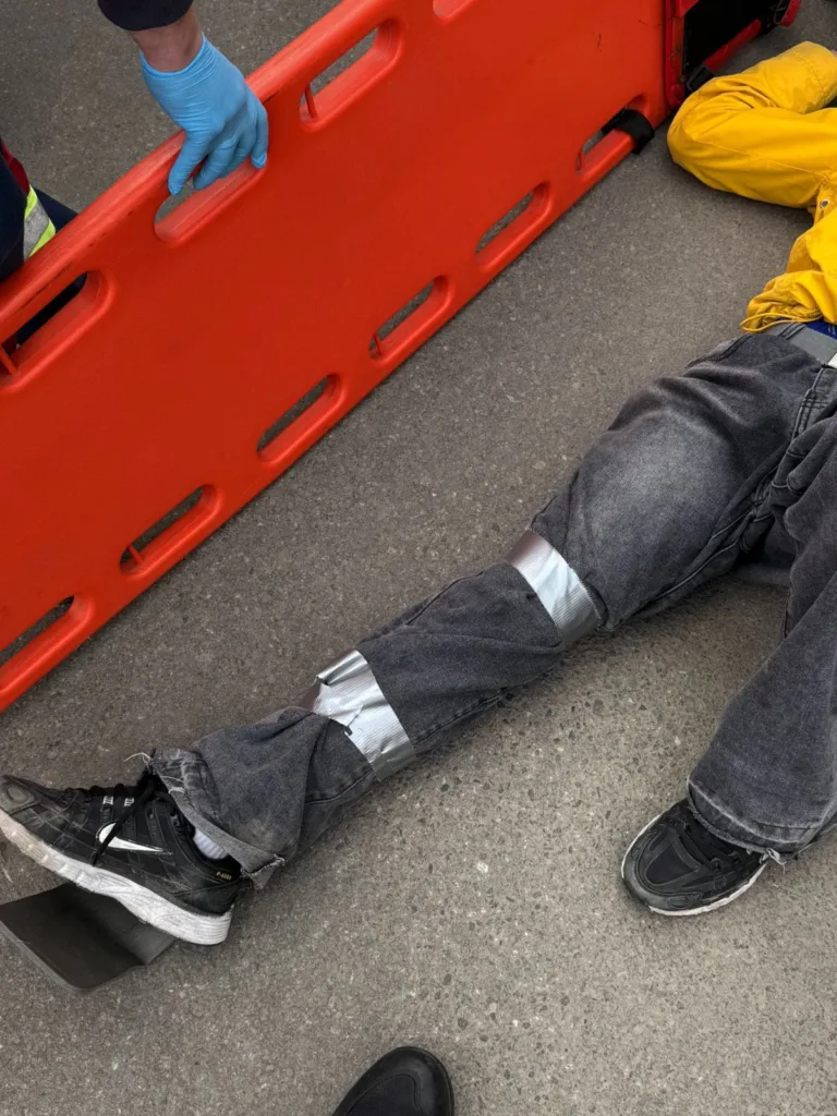 Рятувальники допомагають постраждалому на дорозі