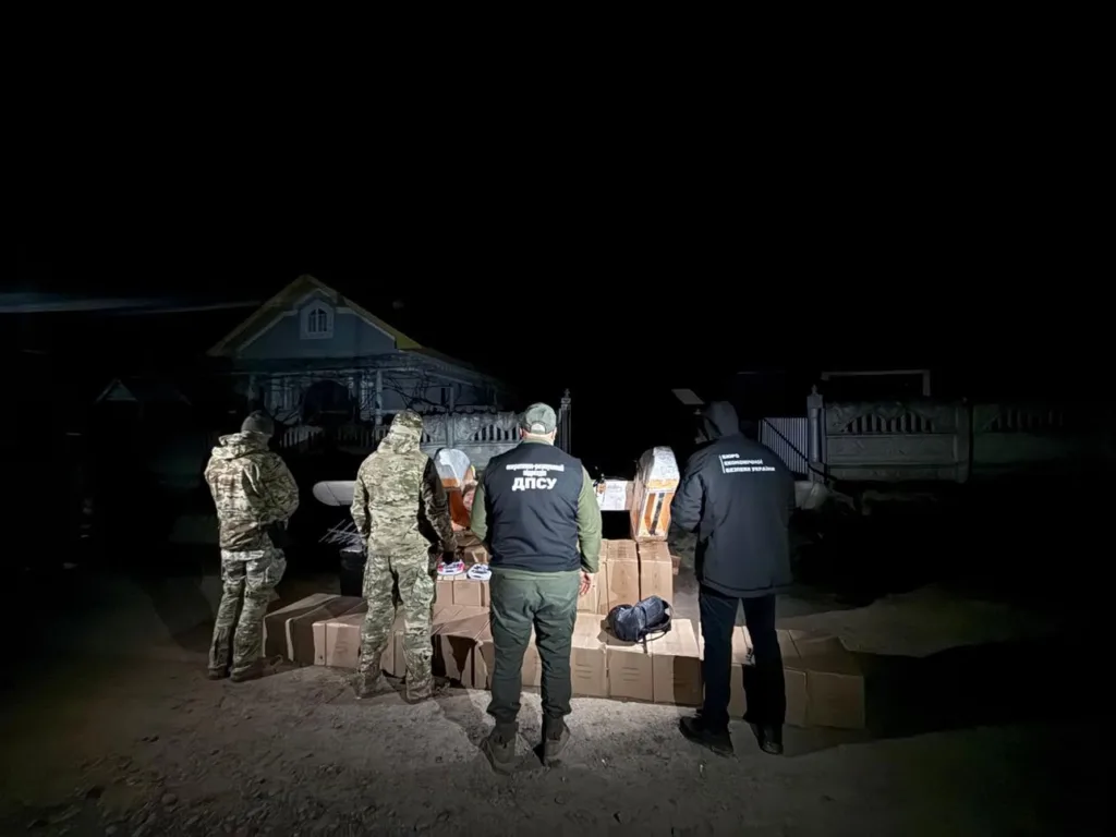 Прикордонники оглядають коробки з вантажем вночі