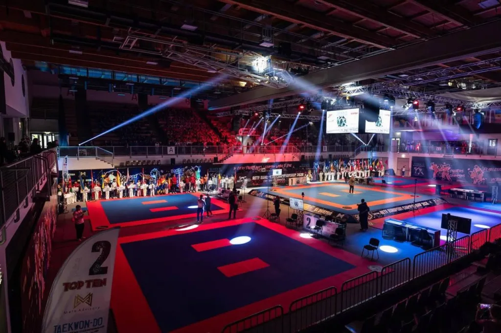 Змагання з тхеквондо у великому спортивному залі