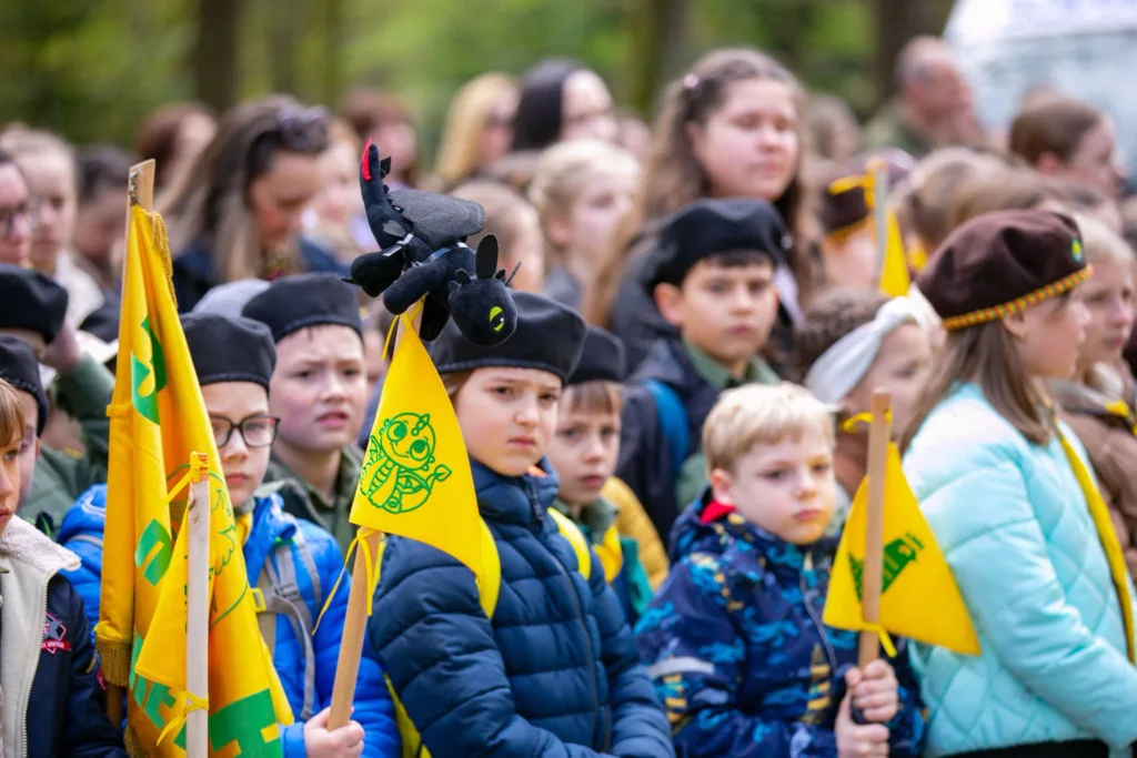 Діти на святі з жовтими прапорцями