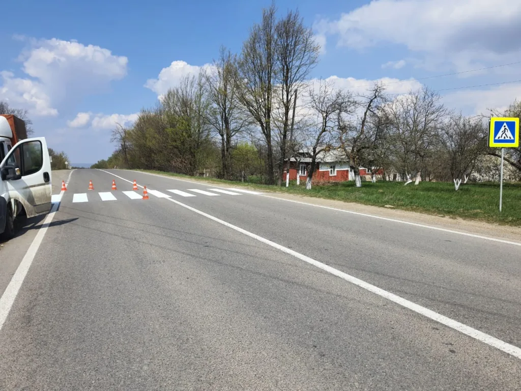 Нова розмітка пішохідного переходу на заміській дорозі
