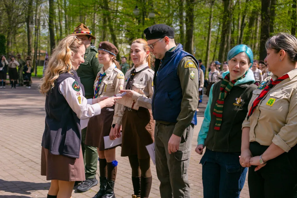 Скаути отримують нагороди на церемонії в парку