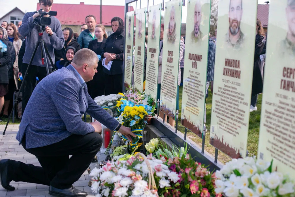 Вшанування пам’яті загиблих воїнів біля меморіалу