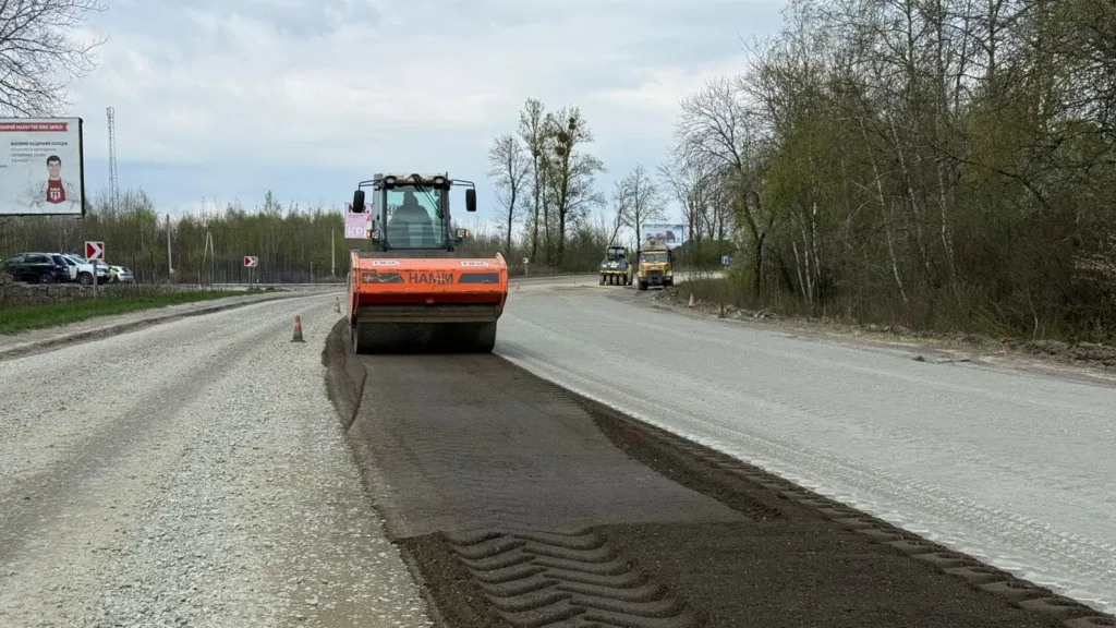 Дорожні роботи з укладання асфальту