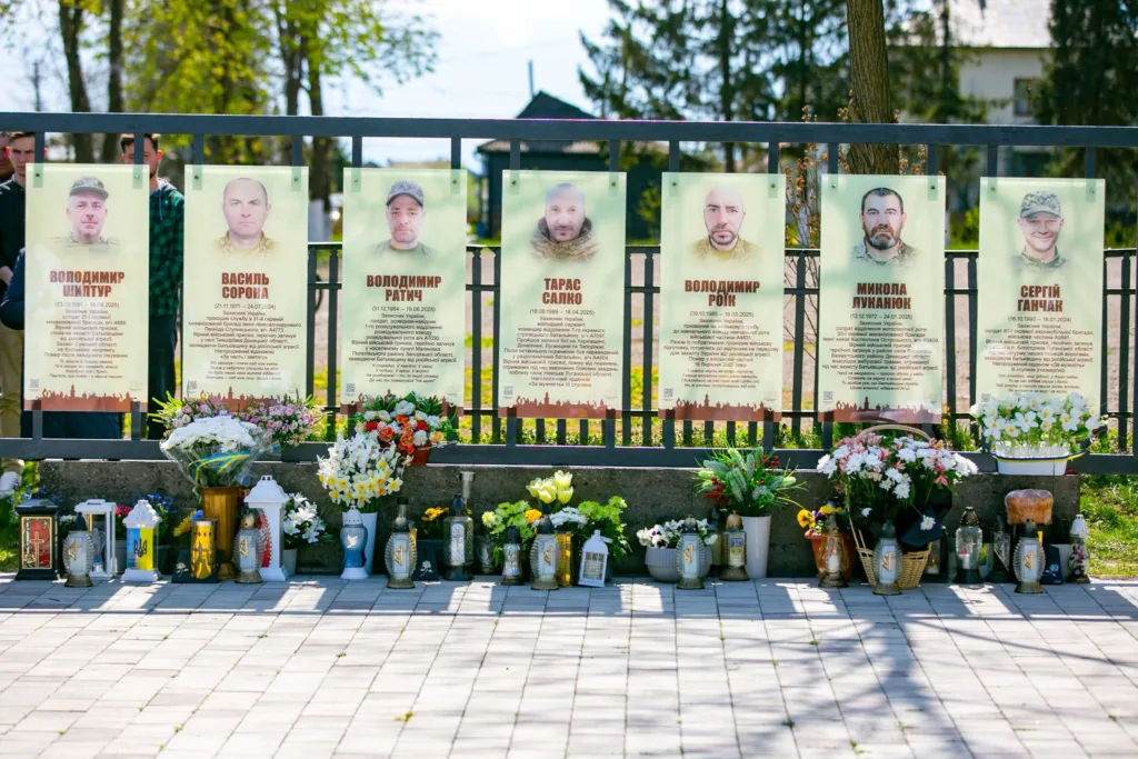 Меморіал загиблим українським воїнам із квітами та лампадками