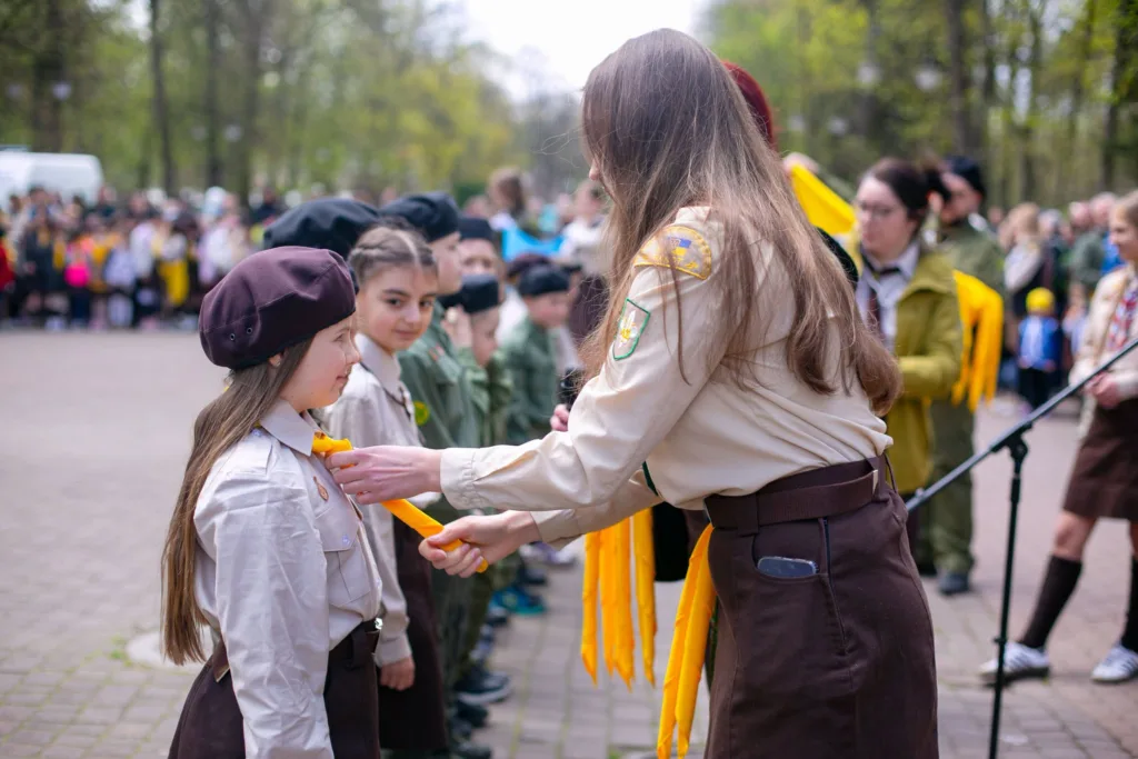 Скаутська церемонія з жовтими галстуками на вулиці