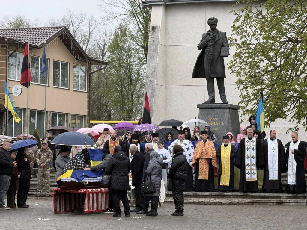 Похоронна церемонія біля пам'ятника Тарасу Шевченку