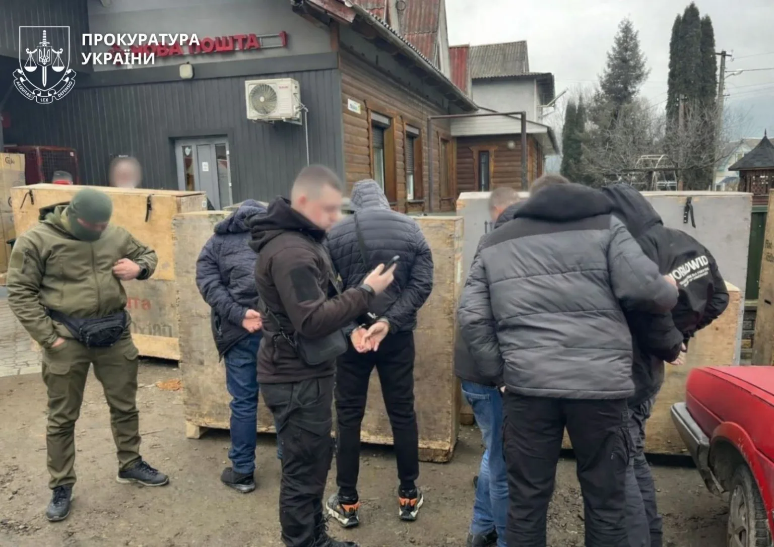 Затримання підозрюваних поліцією біля відділення пошти