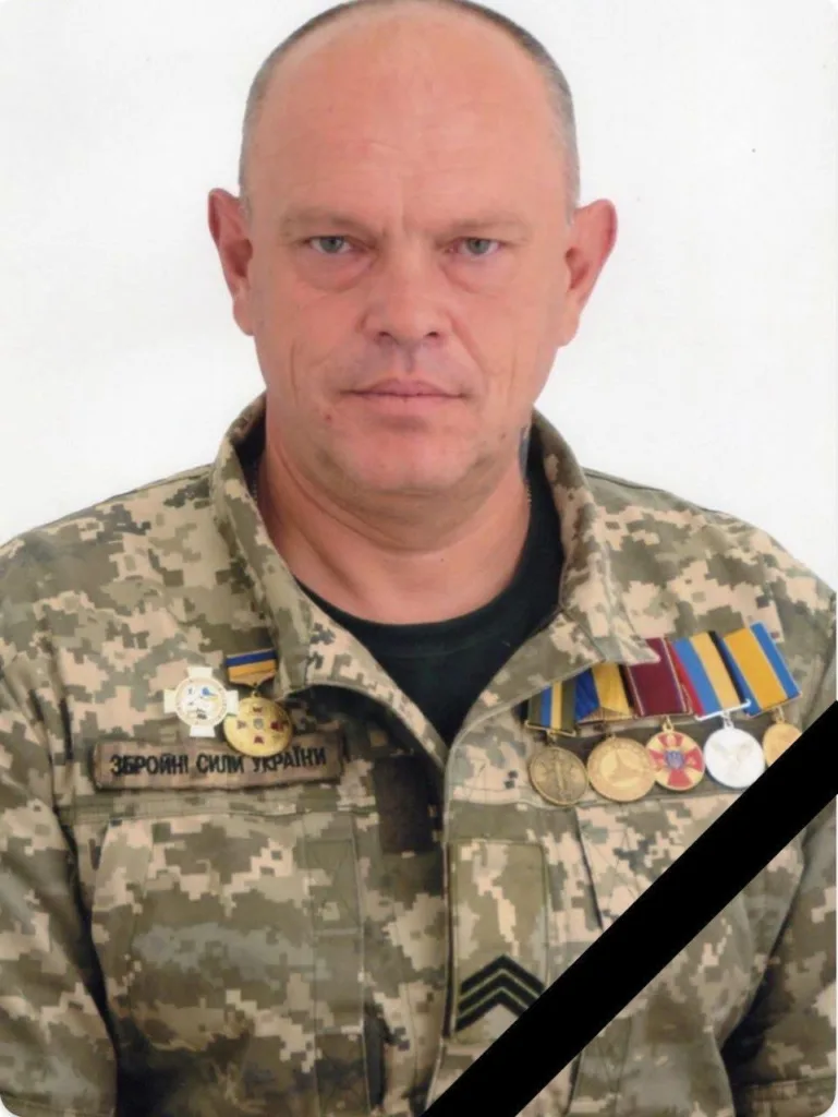 Український військовий у формі з медалями