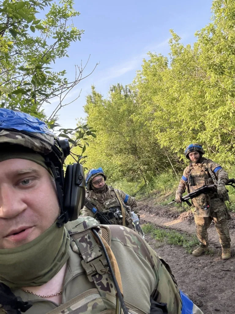 Українські солдати у лісі на польовій дорозі