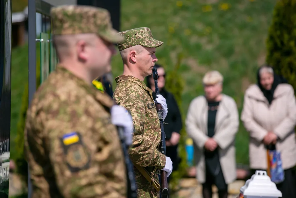 Українські військові стоять під час церемонії пам’яті