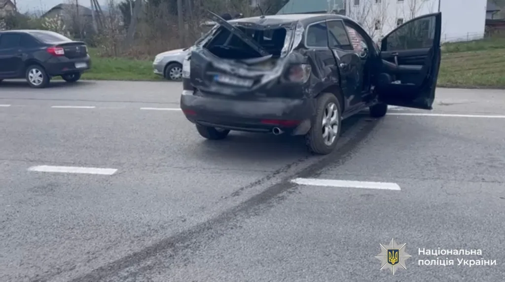 Пошкоджений автомобіль після дорожньої аварії