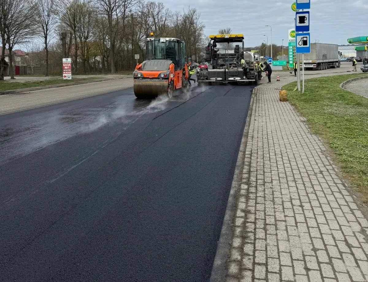 Ремонт дороги асфальтоукладальником і катком
