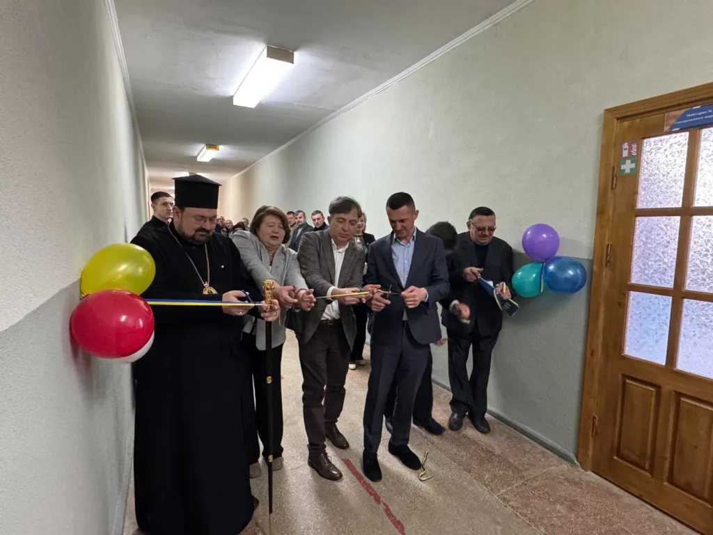 Урочисте перерізання стрічки на відкритті приміщення