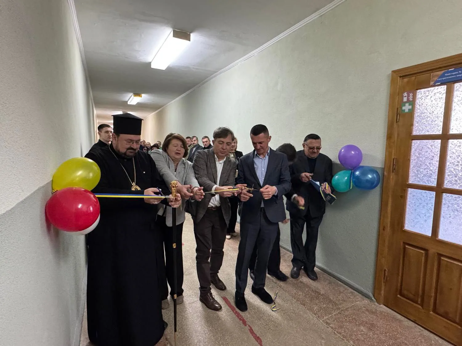 Урочисте перерізання стрічки на відкритті приміщення