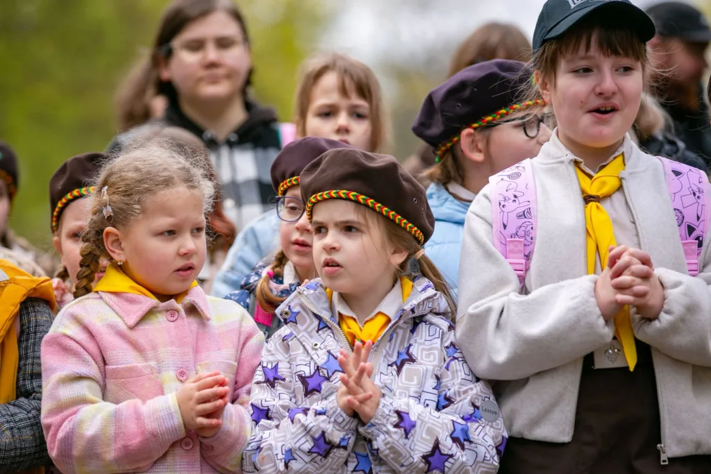 Діти у скаутській формі на вулиці навесні