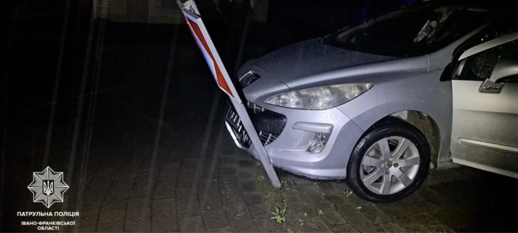 Автомобіль врізався в дорожній знак уночі
