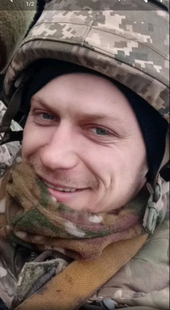 Військовий у камуфляжі усміхається на фото