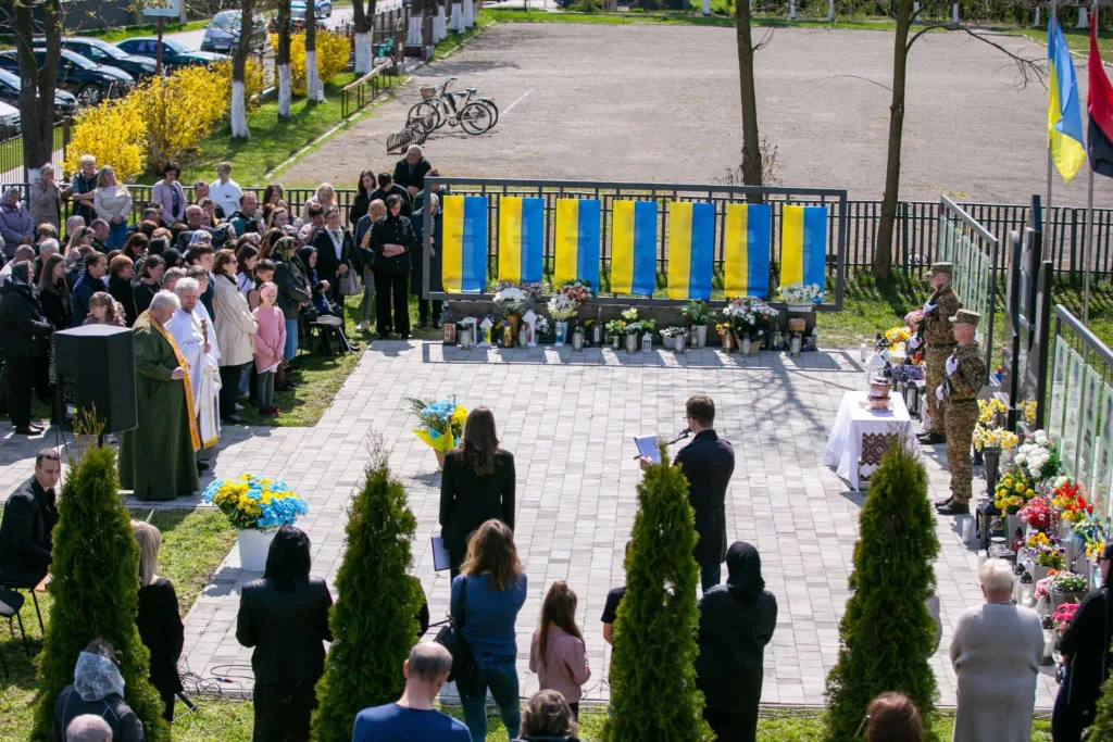 Церемонія вшанування героїв біля меморіалу України