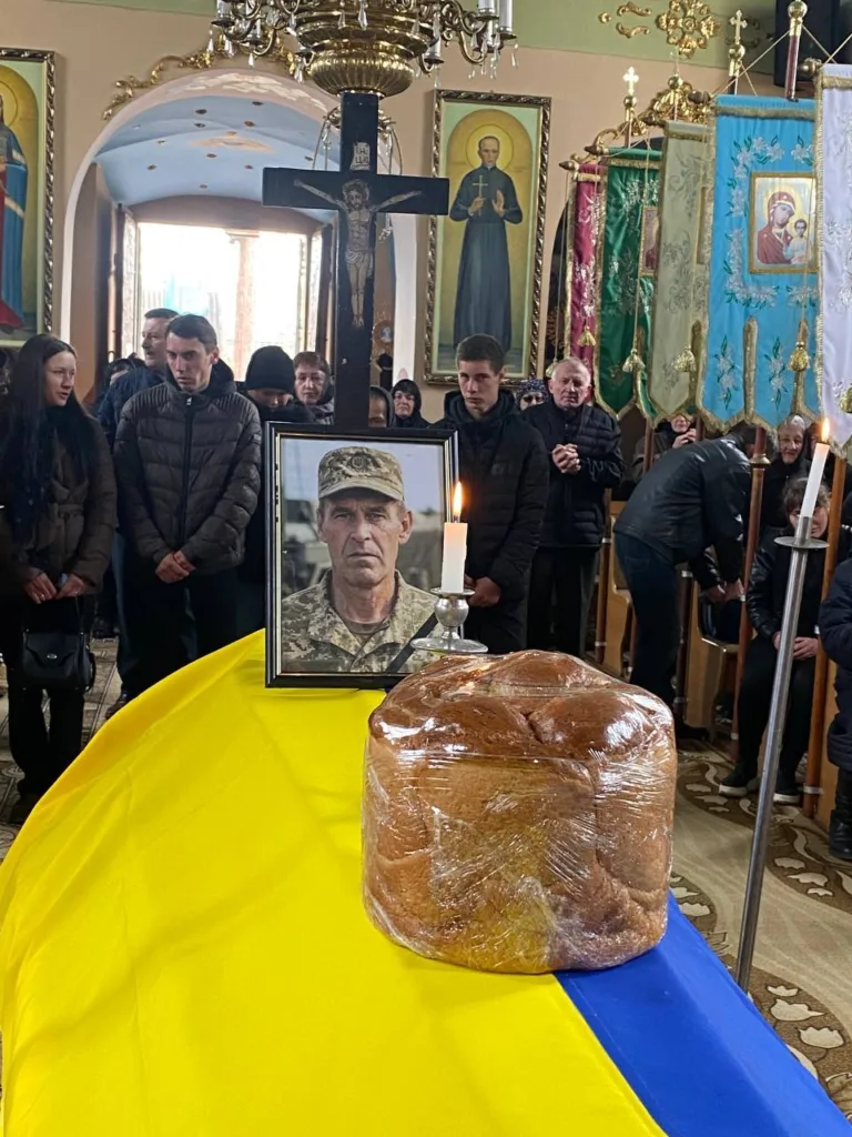 Прощання з військовим у церкві під українським прапором