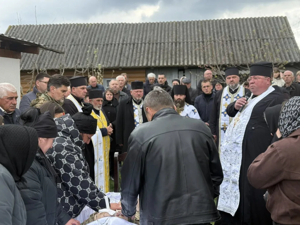 Священники проводять похоронну церемонію на подвір’ї