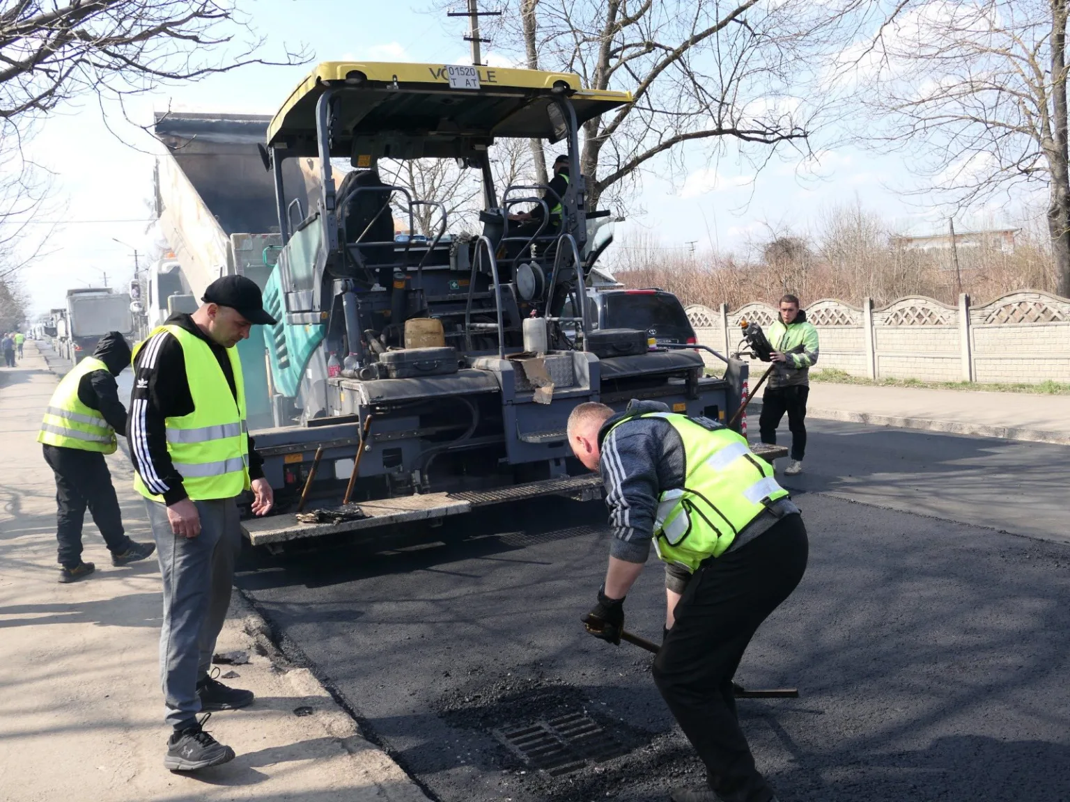 Робітники ремонтують асфальт на міській дорозі