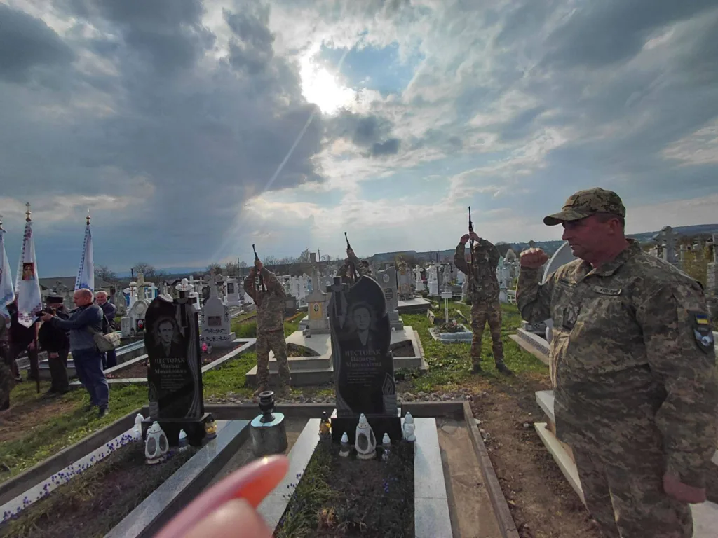 Військові віддають честь на цвинтарі України