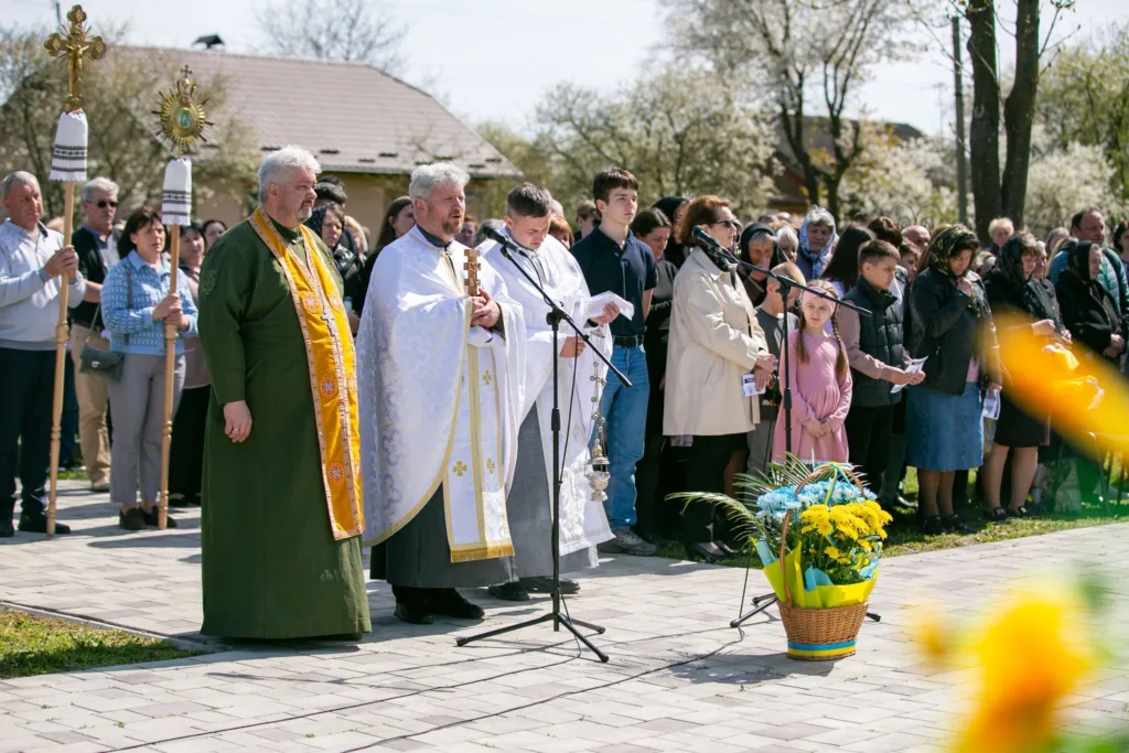 Молитва священників та людей на вулиці