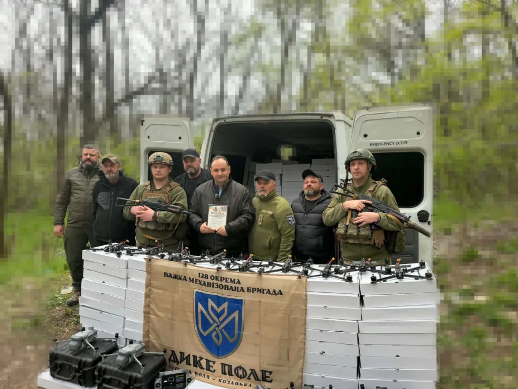 Військові отримують дрони біля вантажного автомобіля