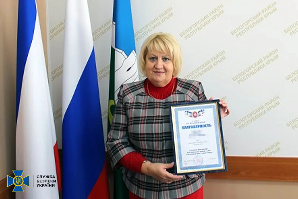 Жінка отримує сертифікат подяки в офісі