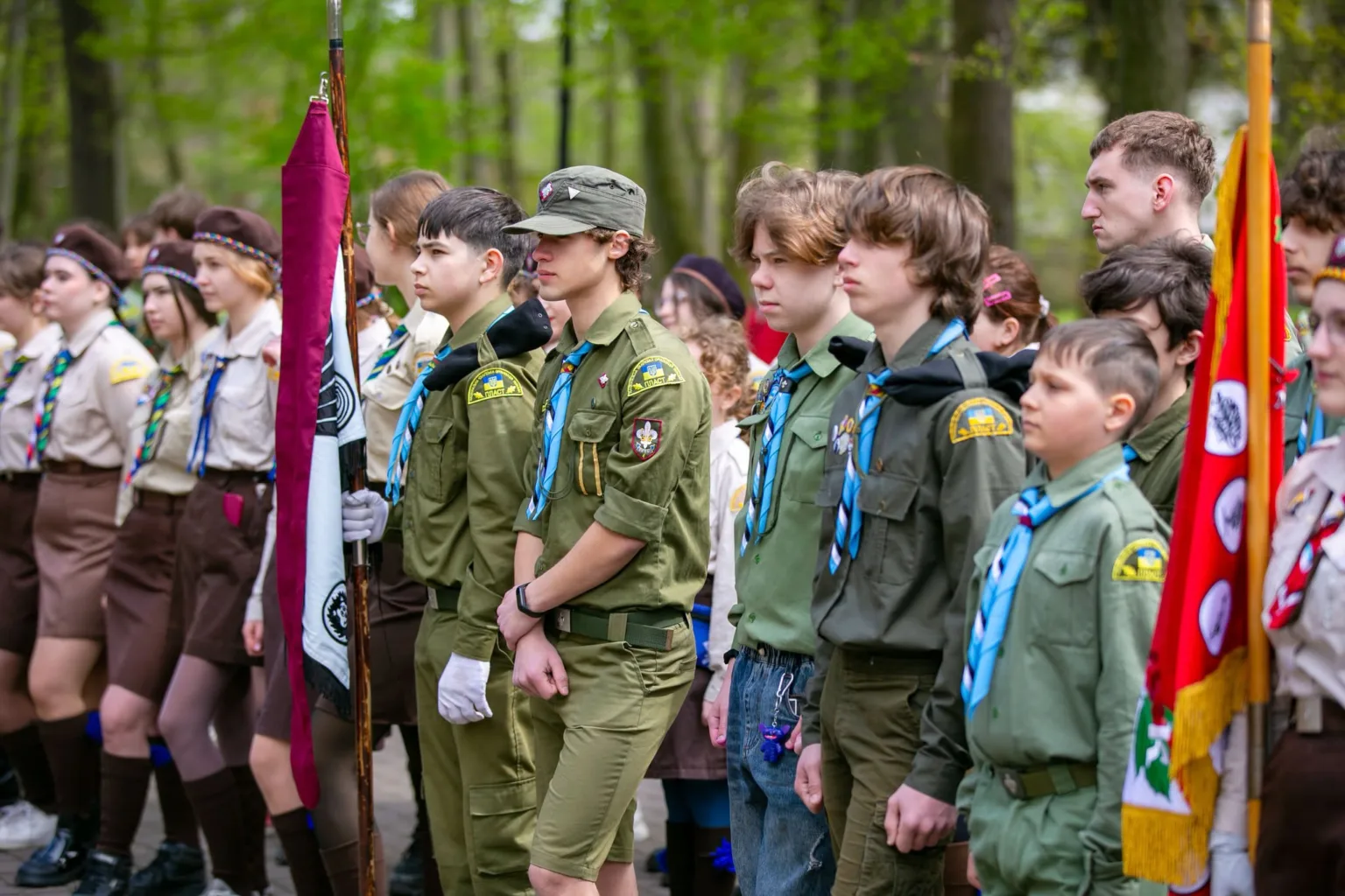 Українські пластуни стоять на урочистому шикуванні