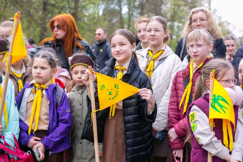 Діти-скаути з жовтими прапорцями на вулиці