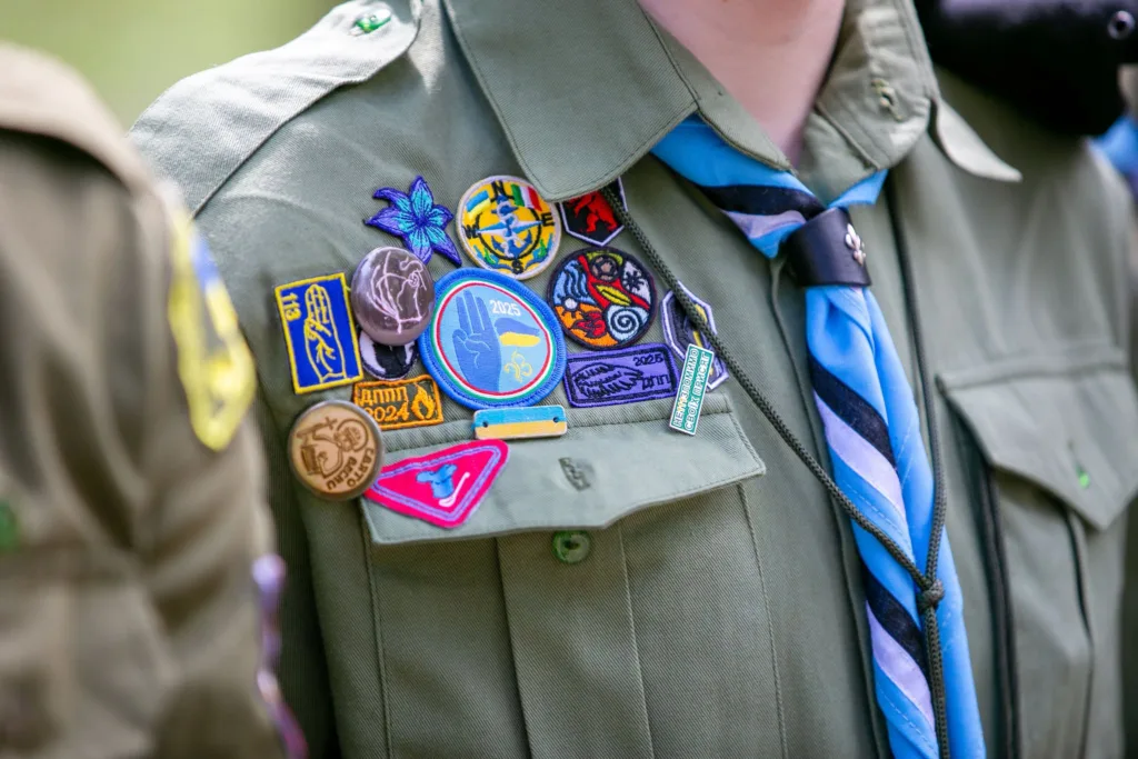 Скаутська форма з численними нашивками та краваткою