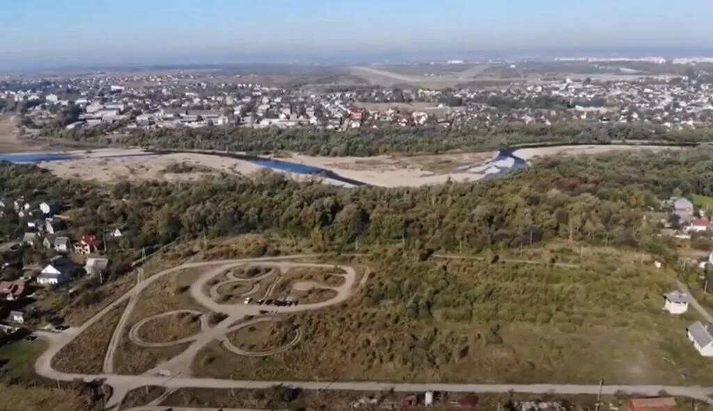 Аерозйомка річки, зелених полів і житлового району