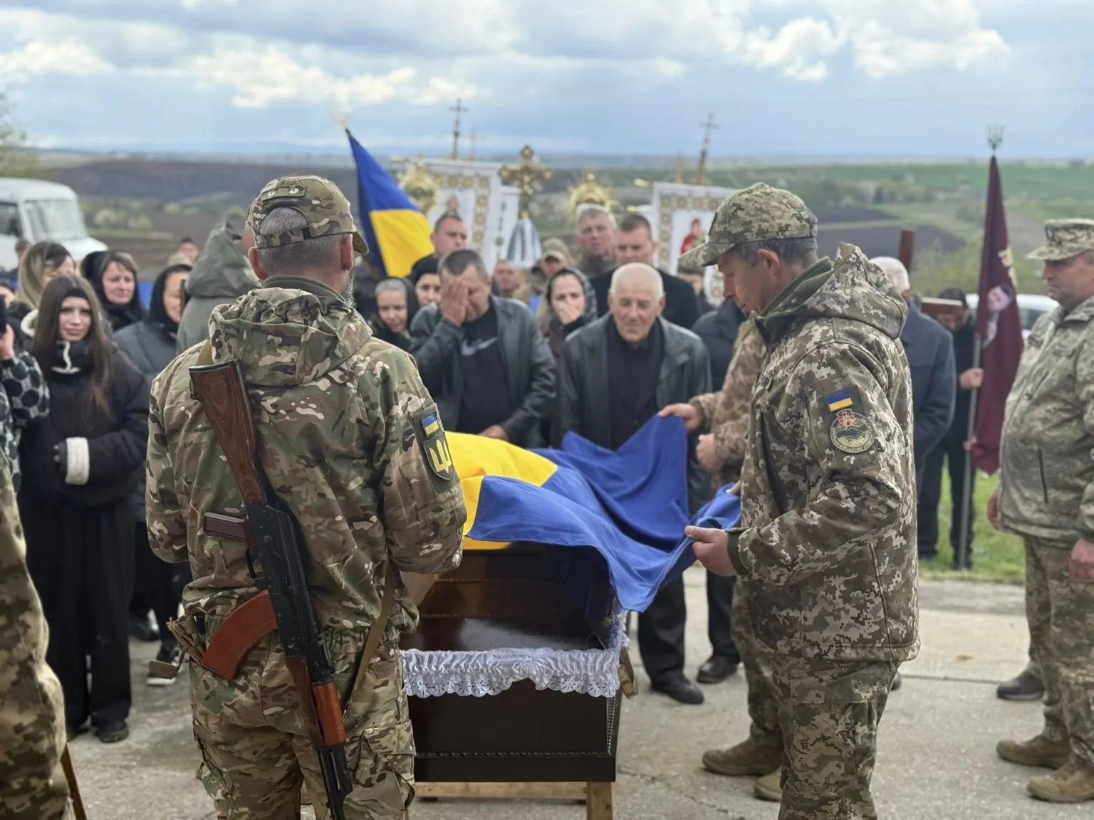 Військові проводять похорон із українським прапором