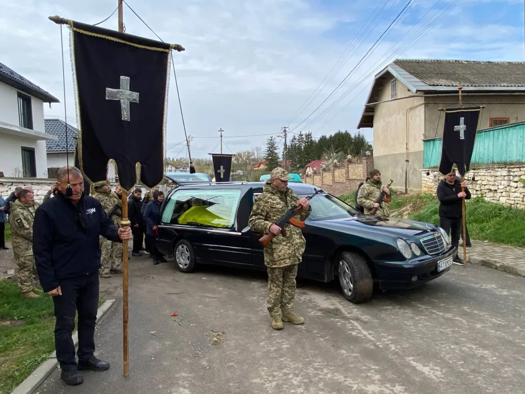 Військовий похорон із жалобним кортежем у селі