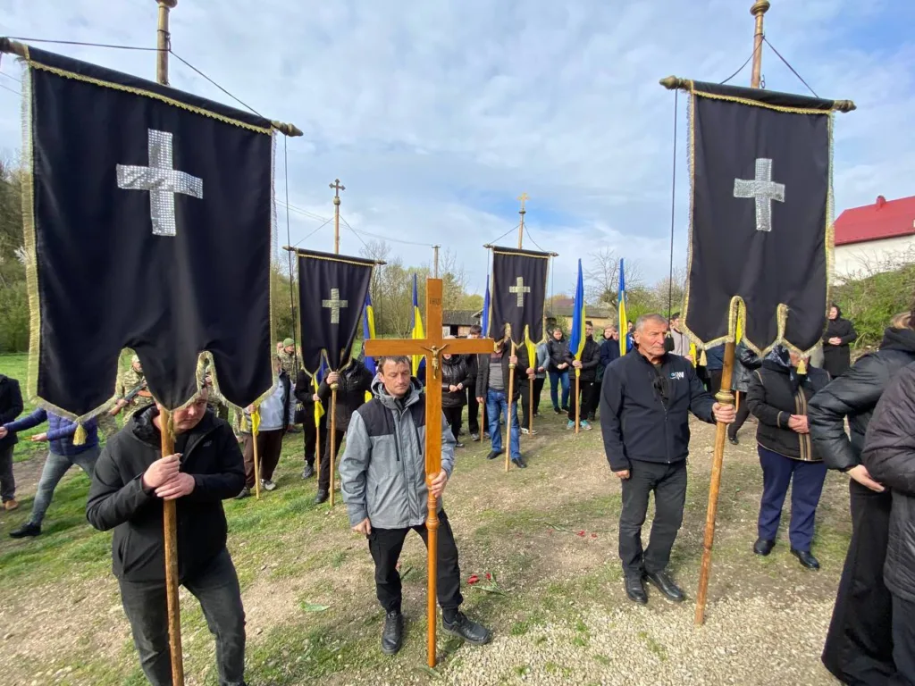 Релігійна хода з хрестами та чорними прапорами