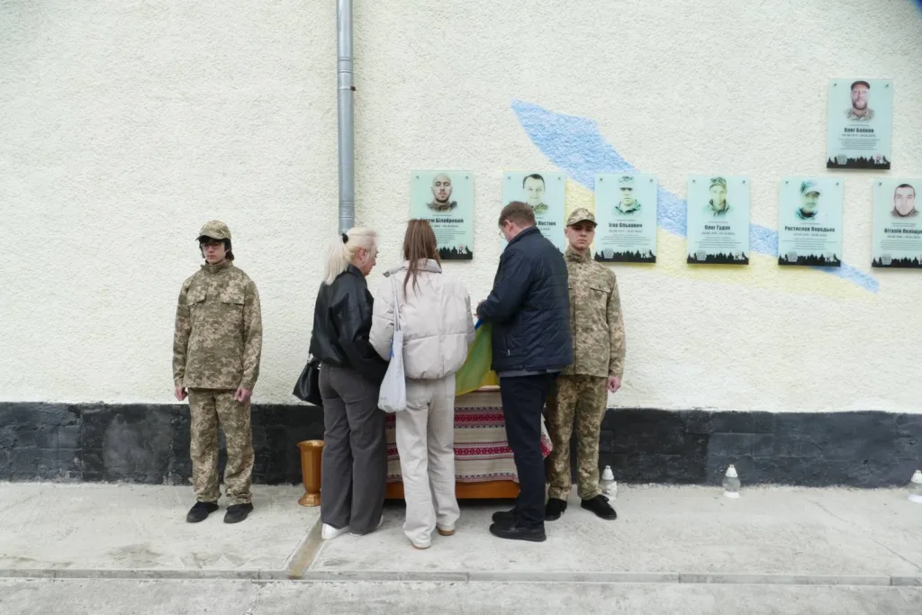 Люди вшановують пам'ять загиблих українських військових