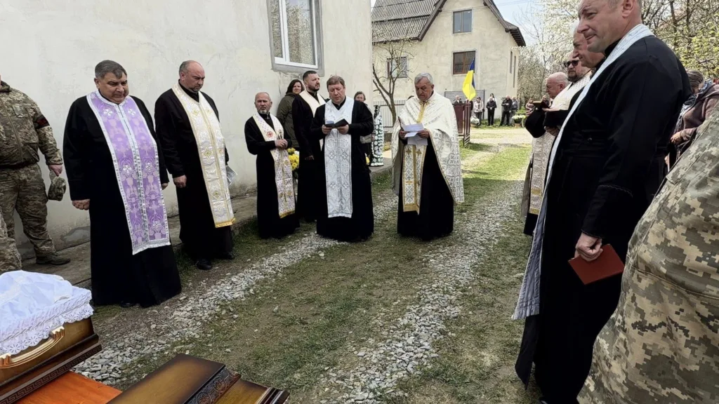 Священники проводять похоронну церемонію на подвір’ї
