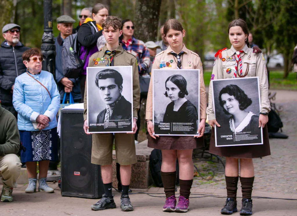 Скаути тримають портрети героїв на вуличному заході