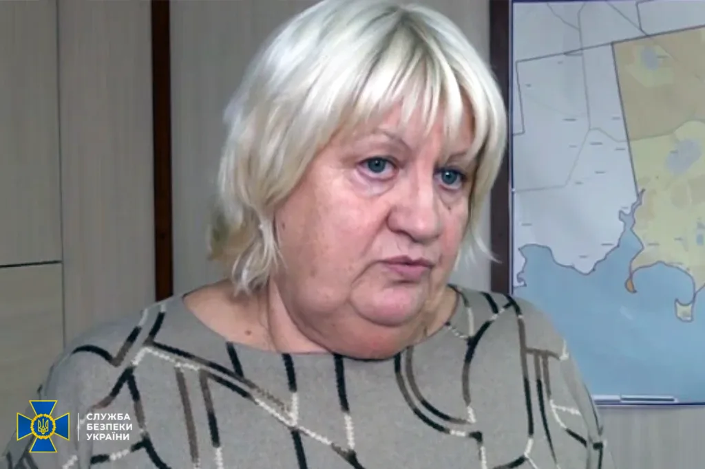 Жінка в офісі біля карти України