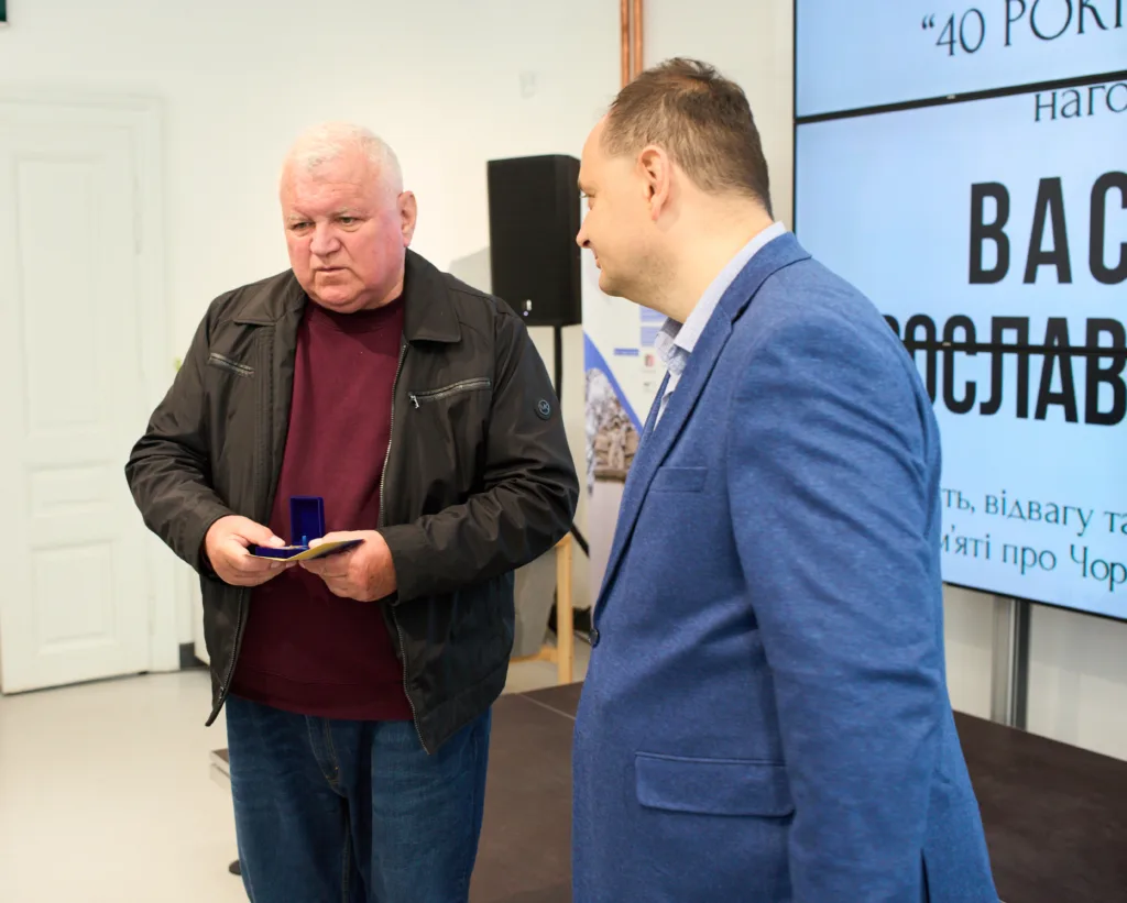 Вручення нагороди чоловіку під час події