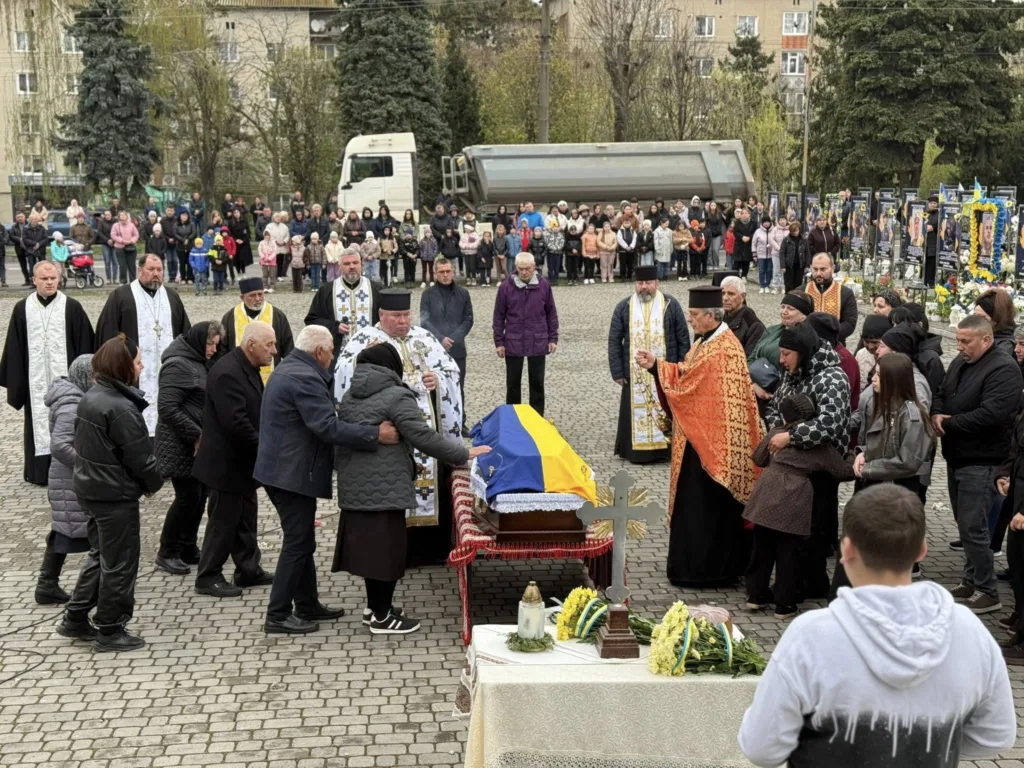 Прощання з героєм під українським прапором