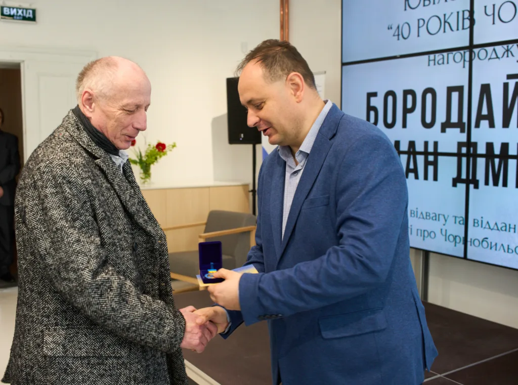 Вручення нагороди за участь у ліквідації Чорнобиля