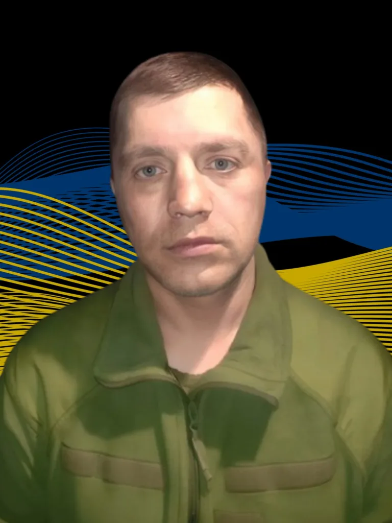 Чоловік у військовій формі на фоні прапора України