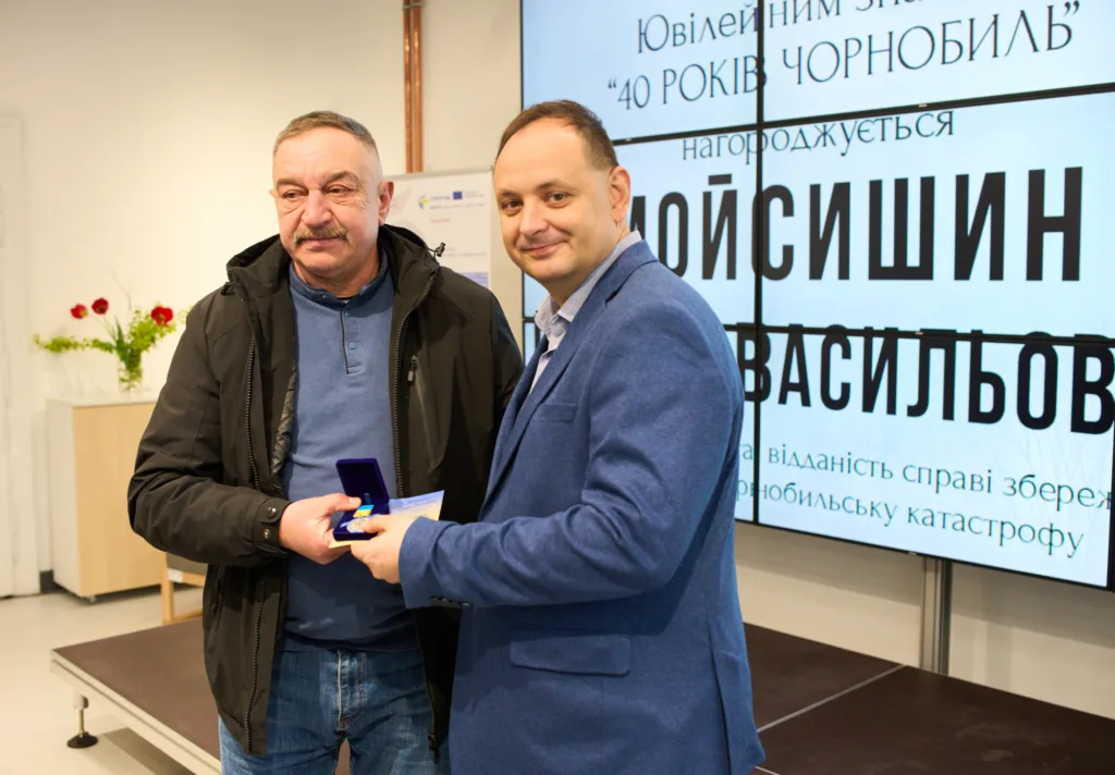 Вручення нагороди за участь у ліквідації Чорнобиля