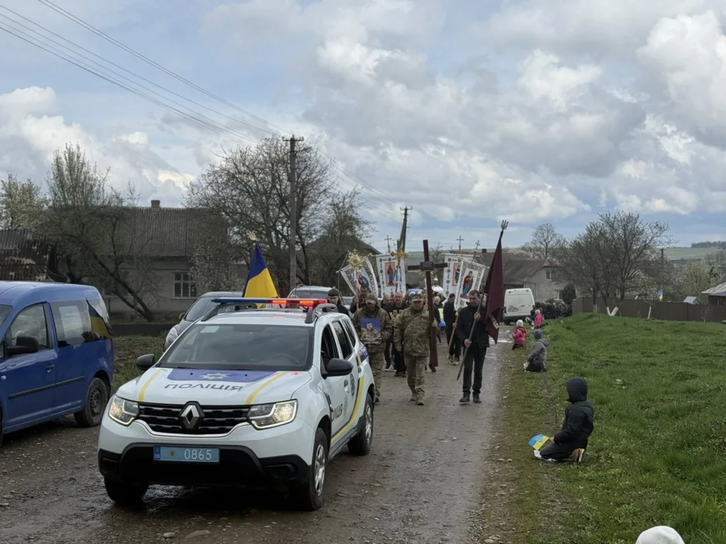 Релігійна хода з поліцією у сільській місцевості