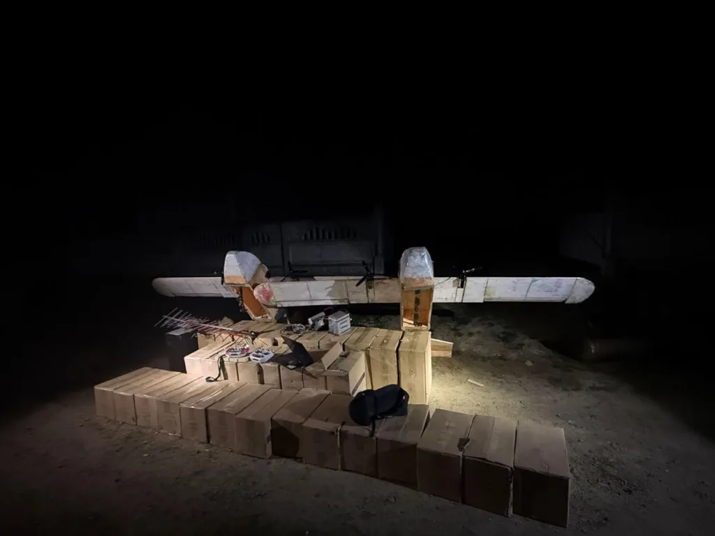 Саморобний дрон на ящиках уночі